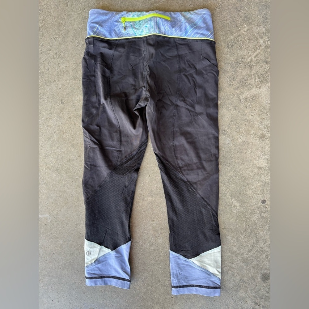 WOMENS LULULEMON CAPRI TIGHTS SIZE 6